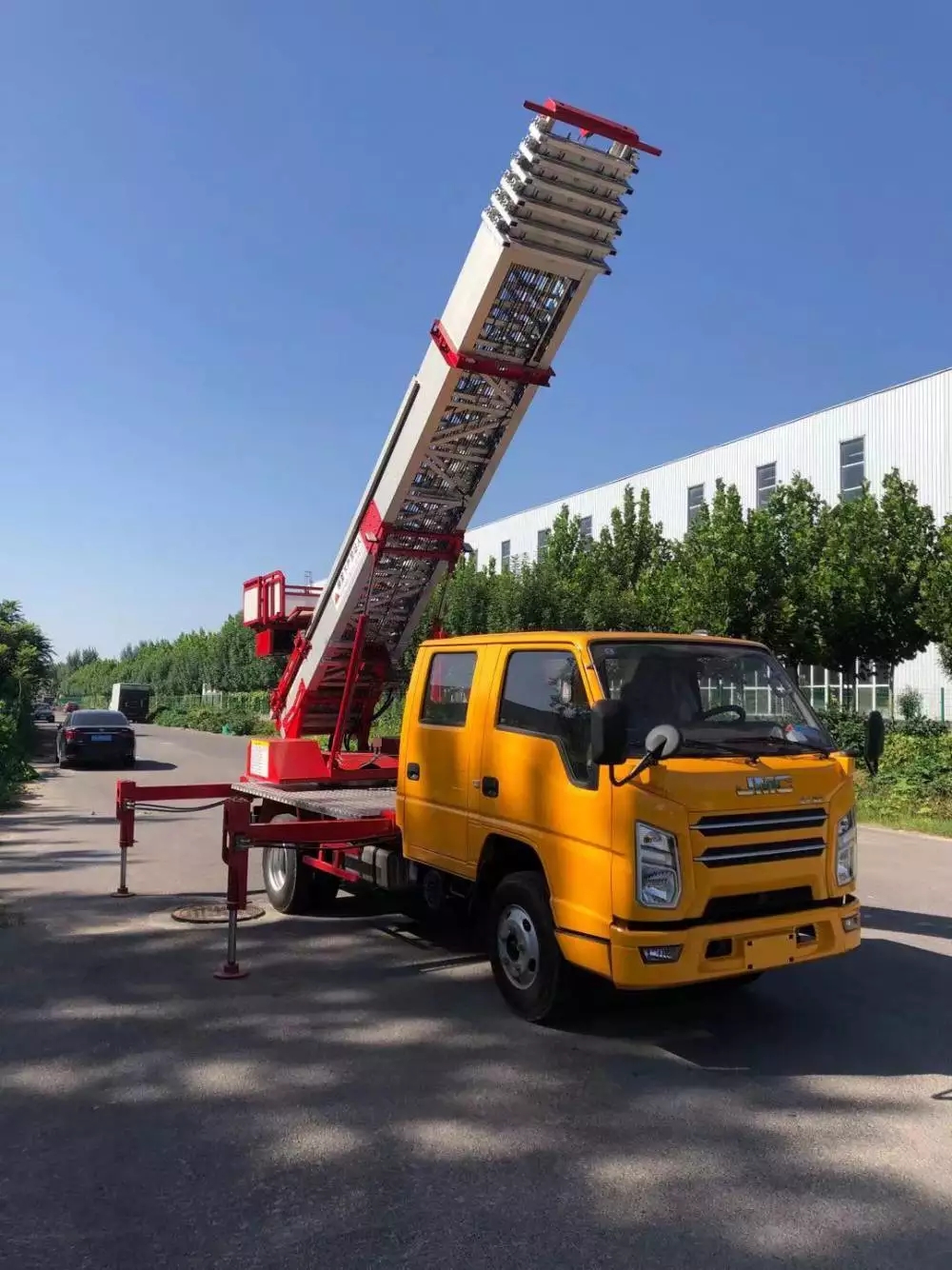 资阳附近的云梯车出租服务：轻松解决高空作业需求